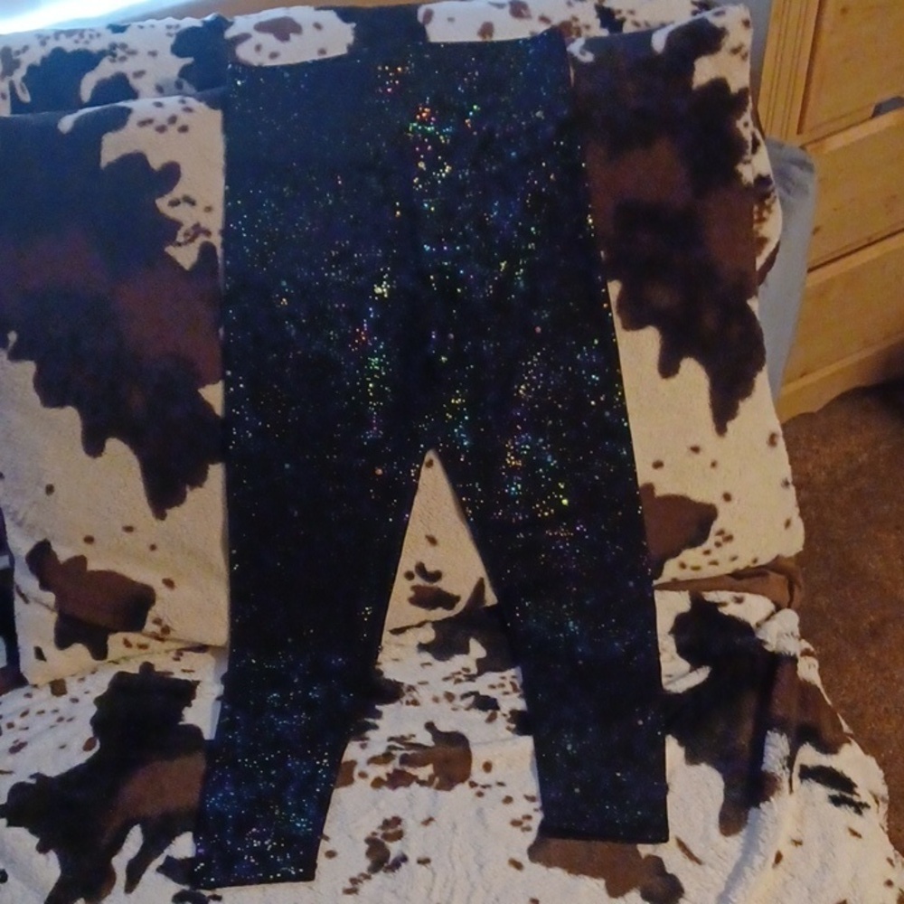 CUT THE THRILLS, NWOT WOMENS LEGGINGS, SIZE MEDIUM.